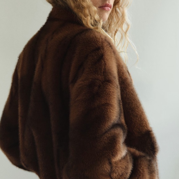 Mango - Faux Fur Jacket with Pockets - Picture 4 of 6